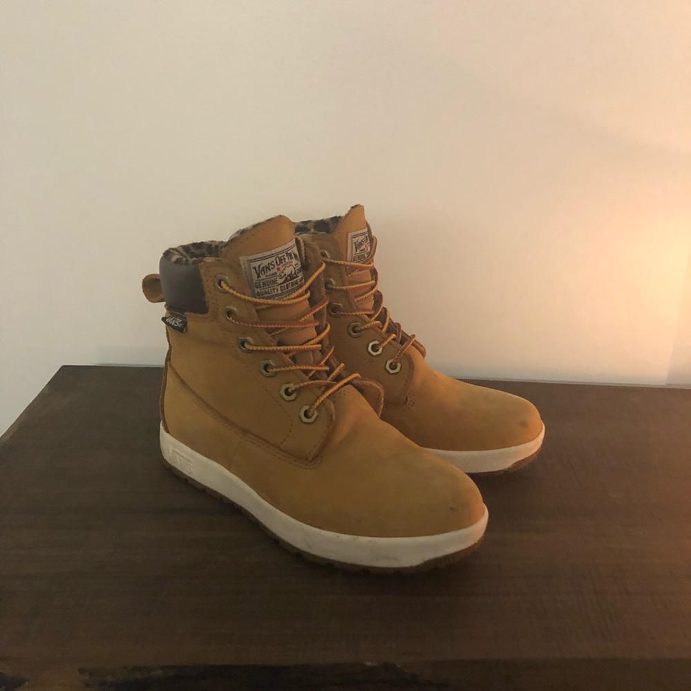 Women’s brown boots - Vans (Size 6)